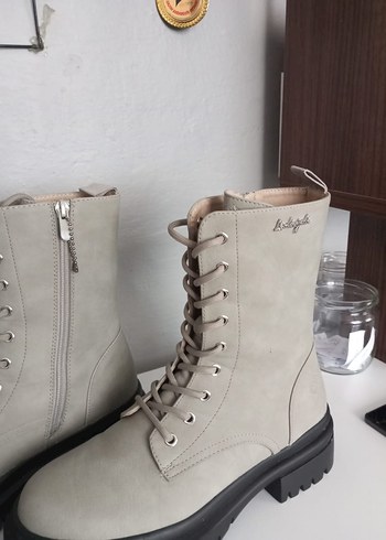 Bej Süet Yüksek Topuklu Bağcıklı Kadın Bot - Görsel 3