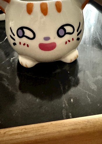 Beyaz kedi figürlü saksı