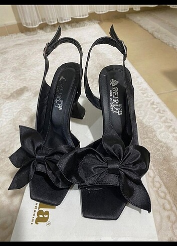Siyah saten fiyonk detaylı topuklu ayakkabı