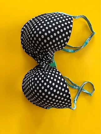 Bikini üstü puantiyeli