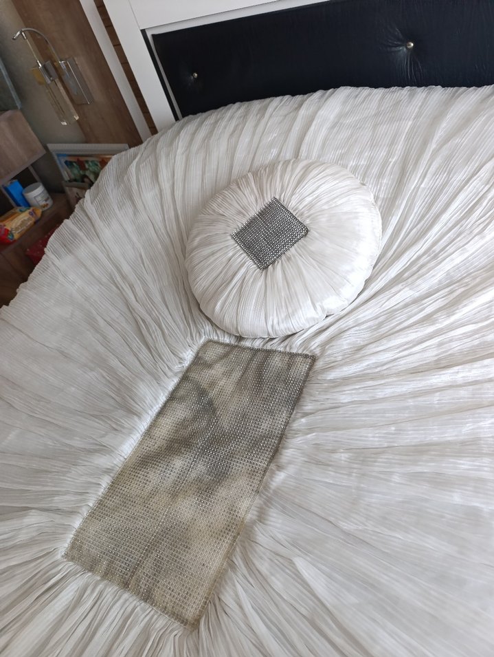 İşlemeli Parlak Beyaz Yatak Örtüsü - Görsel 2