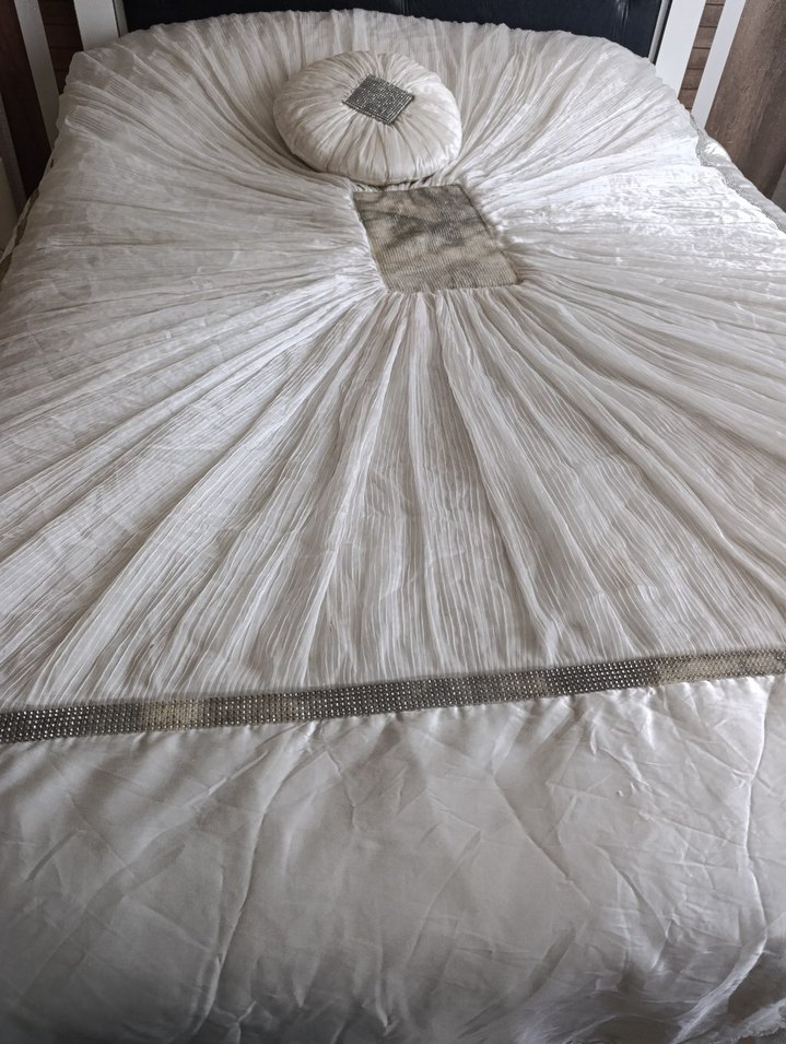 İşlemeli Parlak Beyaz Yatak Örtüsü - Görsel 5