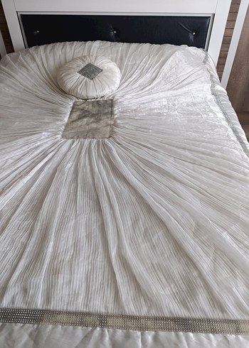 İşlemeli Beyaz Parlak Yatak Örtüsü - Görsel 4