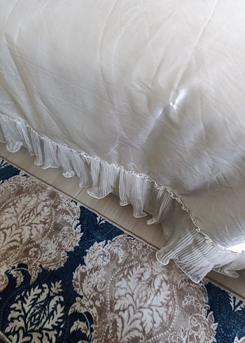İşlemeli Beyaz Parlak Yatak Örtüsü - Görsel 3