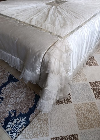 İşlemeli Beyaz Parlak Yatak Örtüsü - Görsel 6