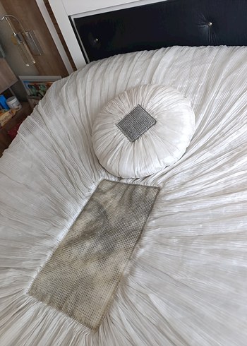 İşlemeli Beyaz Parlak Yatak Örtüsü - Görsel 2