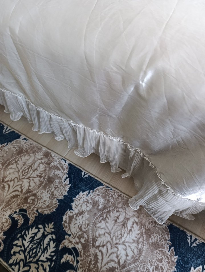 İşlemeli Beyaz Parlak Yatak Örtüsü - Görsel 3