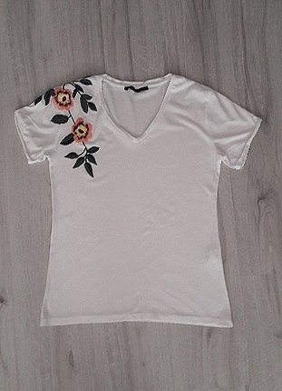 Çiçek işlemeli t-shirt 