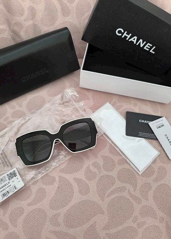 Beyaz Çerçeveli Parlak Chanel Kadın Güneş Gözlüğü