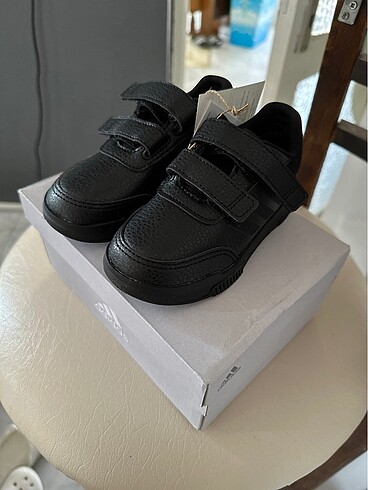 25 Beden Sıfır orjinal Adidas ayakkabı 25,5 no