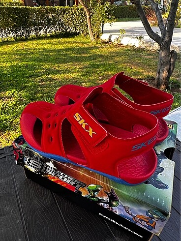 25 Beden kırmızı Renk Sıfır orjinal Skechers sandalet