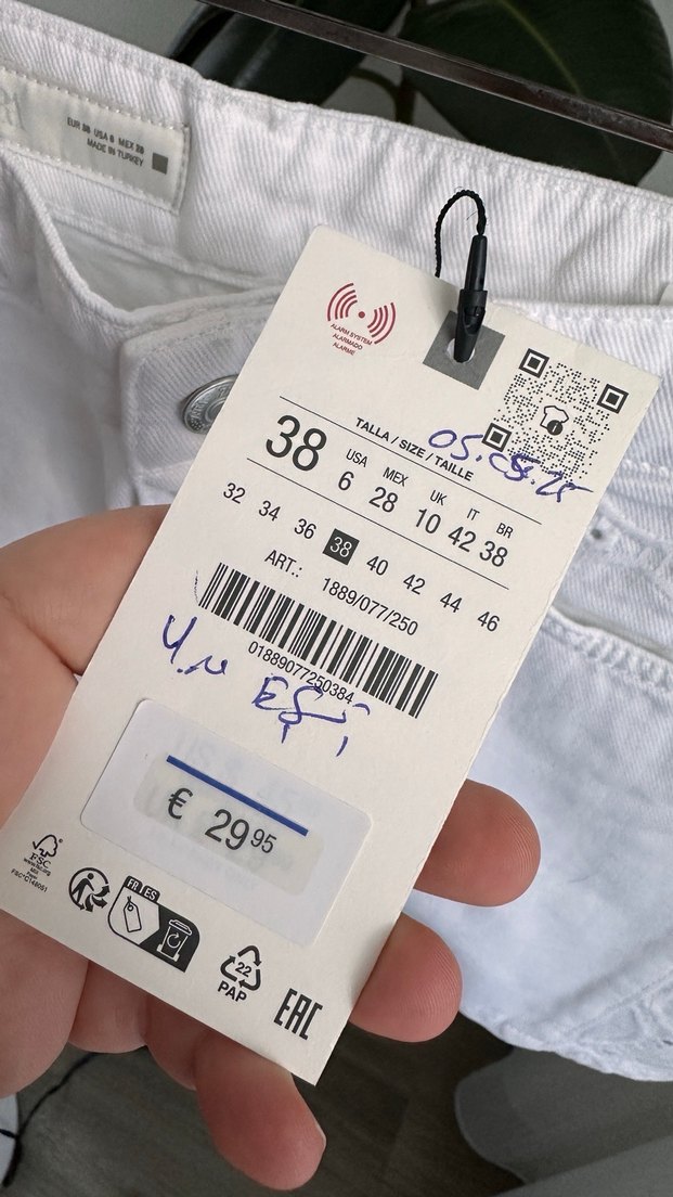 Nakışlı Beyaz Mini Kot Şort - Görsel 3