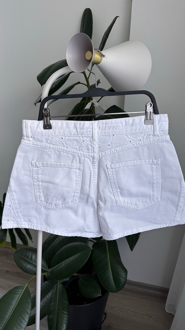 Nakışlı Beyaz Mini Kot Şort - Görsel 2