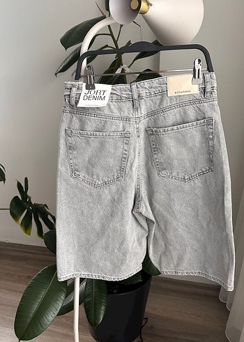 Boncuk Detaylı Gri Midi Denim Şort - Görsel 3