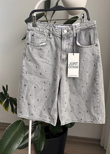 Boncuk Detaylı Gri Midi Denim Şort - Görsel 2