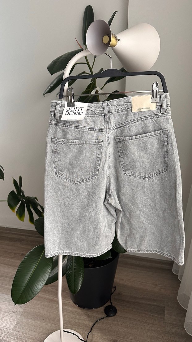 Boncuk Detaylı Gri Midi Denim Şort - Görsel 3