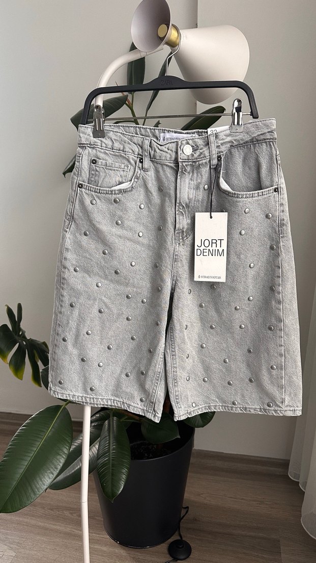 Boncuk Detaylı Gri Midi Denim Şort - Görsel 2