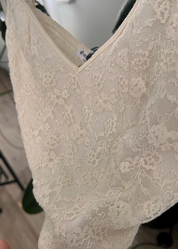 Dantel Detaylı Beyaz V Yakalı Büstiyer - Görsel 5