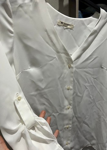 Düğmeli Beyaz V Yaka Kadın Gömlek - Görsel 3