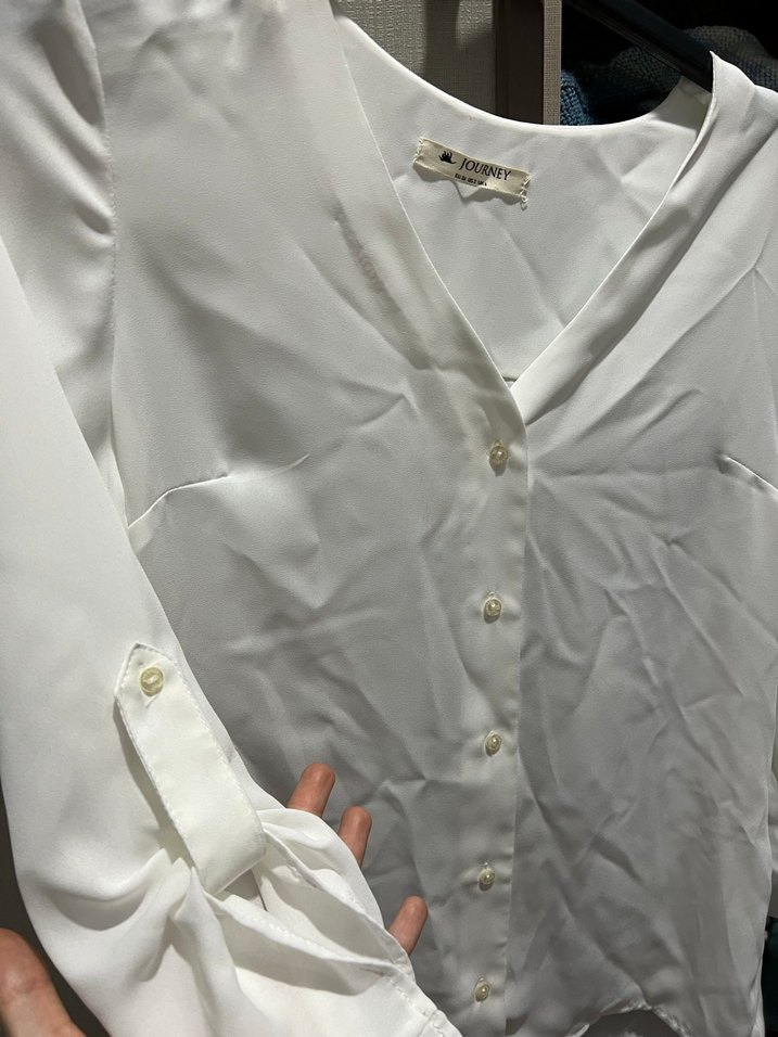 Düğmeli Beyaz V Yaka Kadın Gömlek - Görsel 3