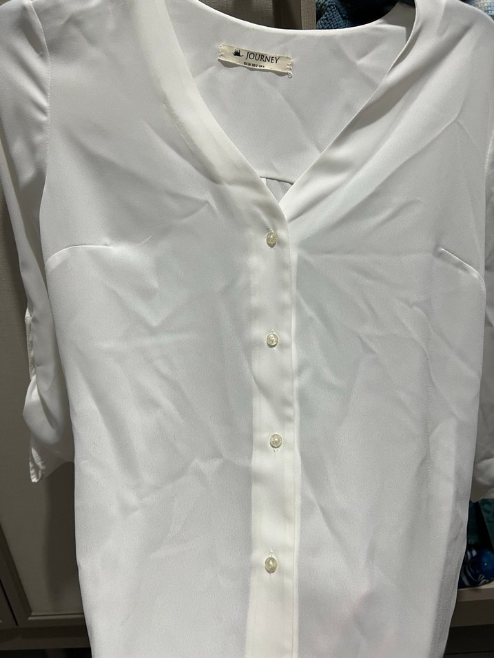 Düğmeli Beyaz V Yaka Kadın Gömlek - Görsel 2