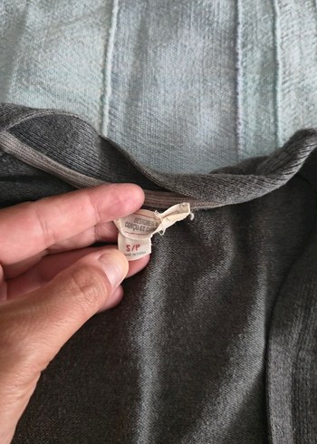 s Beden Düğmeli Gri Hırka