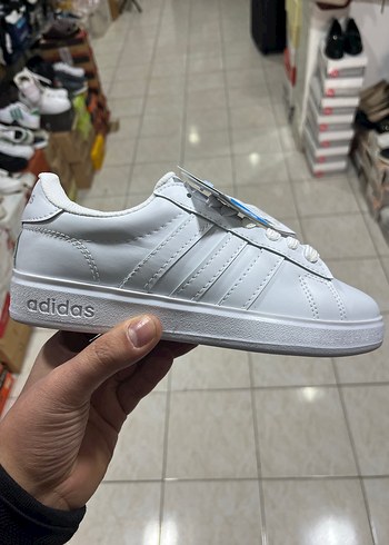 Beyaz Adidas Kadın Spor Ayakkabı