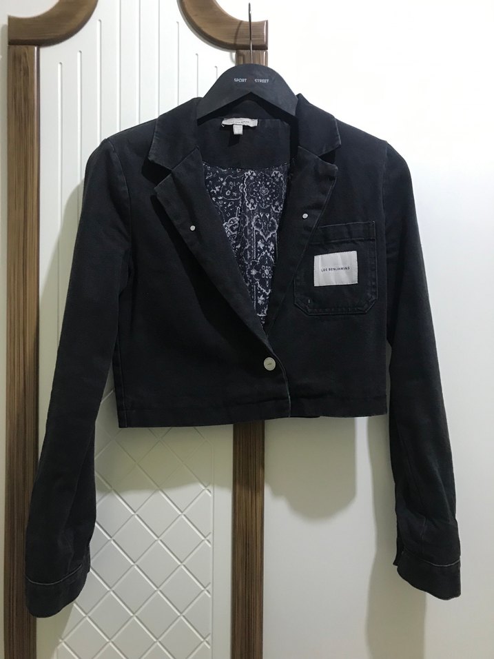 Şıklık ve Rahatlık: Antrasit Crop Denim Blazer — görsel 2/7