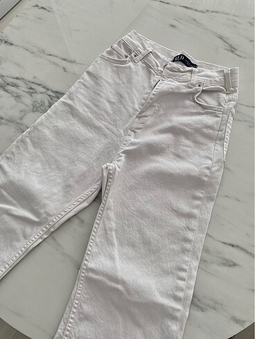 Kadın beyaz jeans