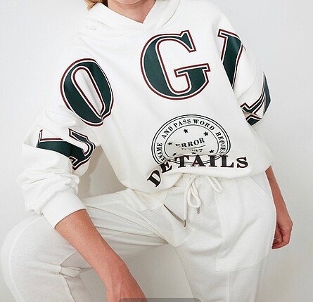 Yeşil yazılı beyaz sweatshirt