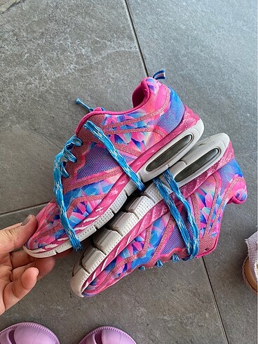 31 Beden Skechers spor ayakkabı kız çocuk