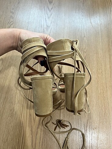 39 Beden Milla bağcıklı kalın topuklu