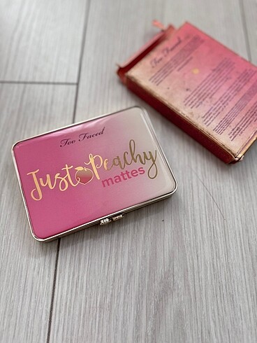 Too faced peachy far paleti