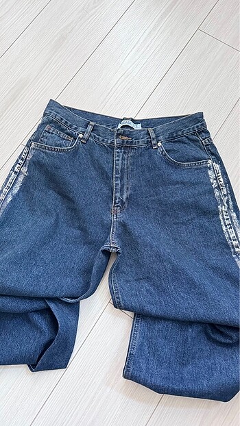 It's basic oversize boyfriend jean y2k parlak
