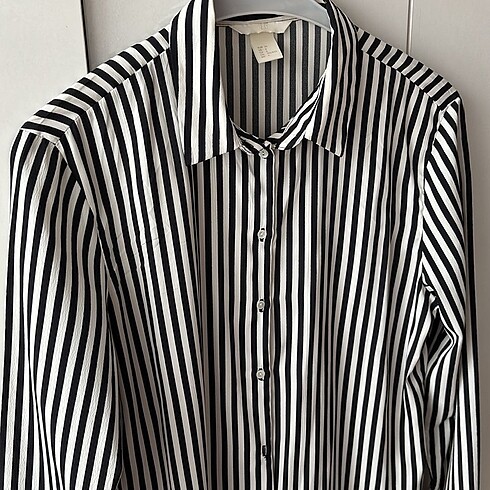 H&M siyah beyaz çizgili gömlek
