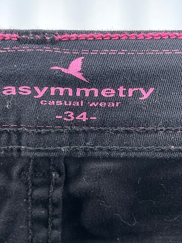 34 Beden siyah Renk Asymmetry Mini Şort %70 İndirimli.