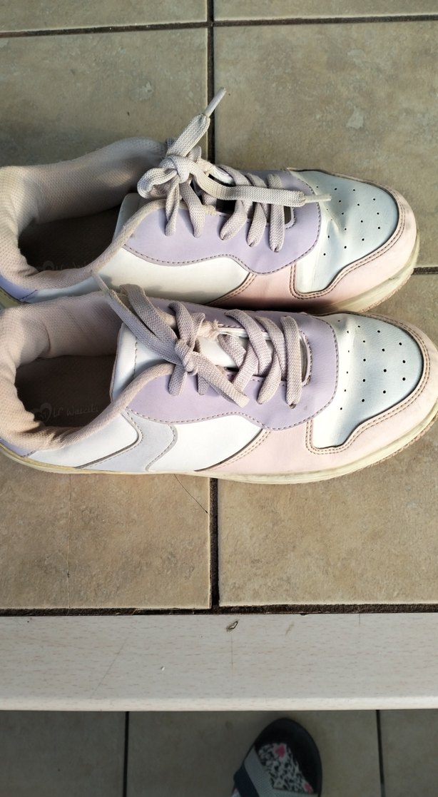 Beyaz ve Pastel Renkli Bağcık Spor Ayakkabı - Görsel 3