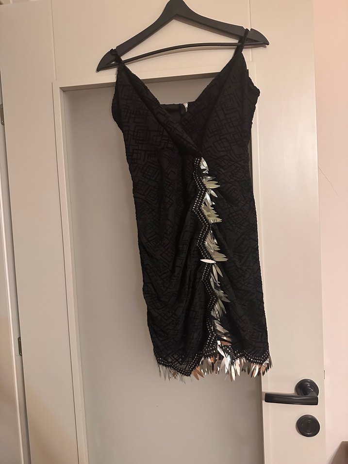 Siyah İşlemeli Drapeli Mini Gece Elbisesi - Görsel 4