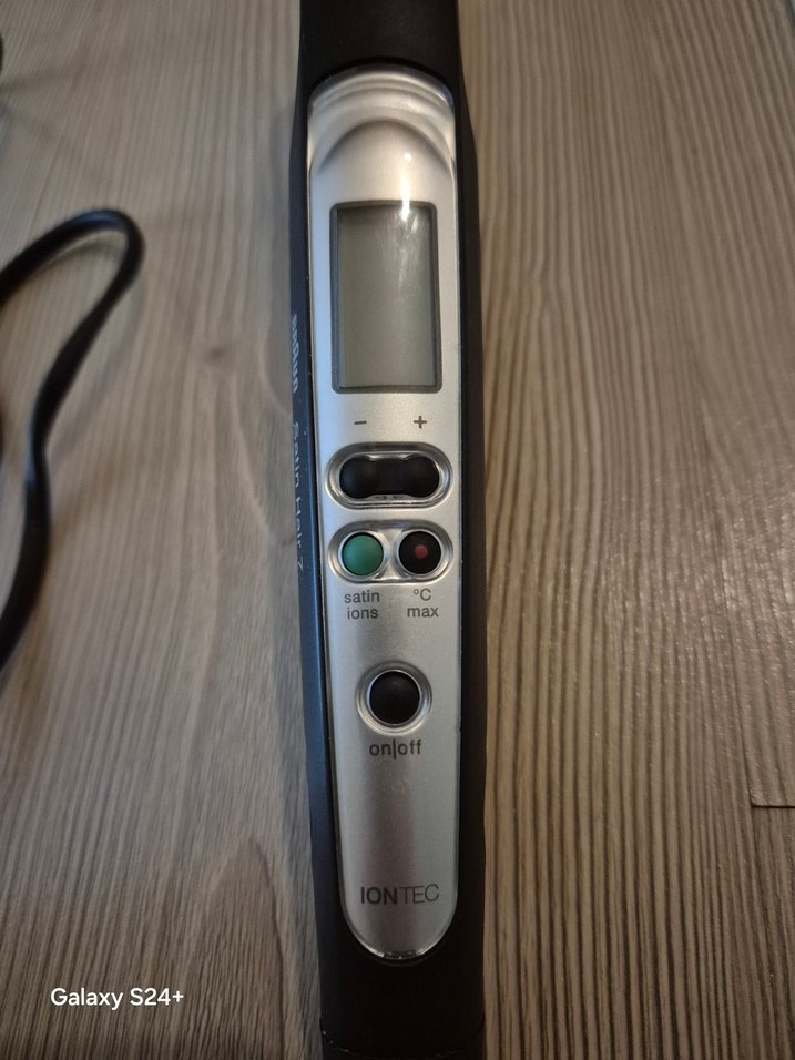 Dijital ekranlı siyah saç düzleştirici - Görsel 2