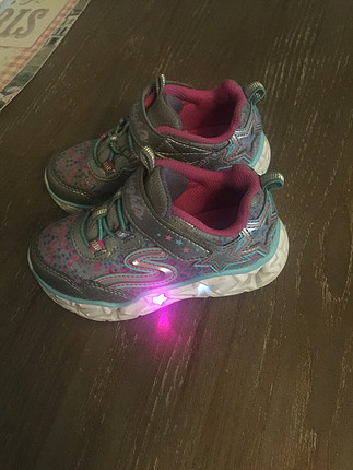 SKECHERS 24No ışıkları yanıyor tertemiz