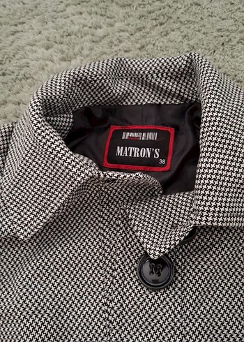 Düğmeli siyah ve beyaz renklerde şık ceket - Görsel 2