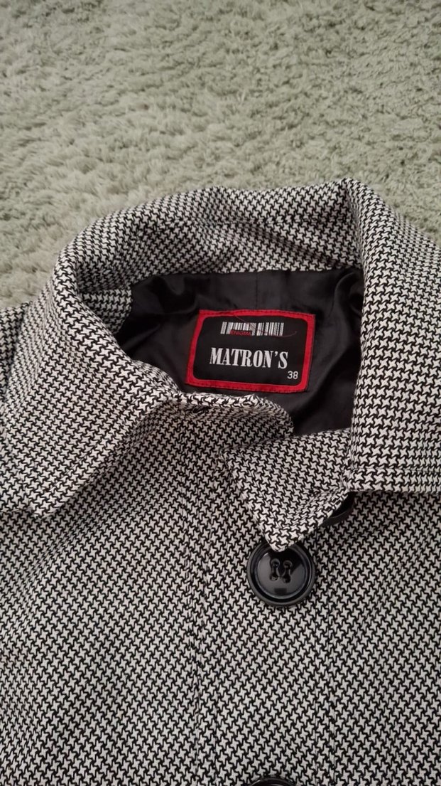 Düğmeli siyah ve beyaz renklerde şık ceket - Görsel 2