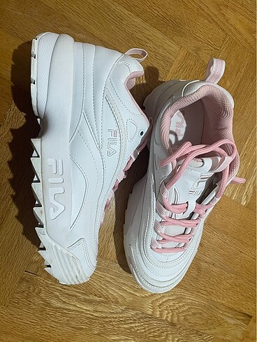 Fila orjinal beyaz sneaker- pembe bağcıklı- 38,5- yeni gibi