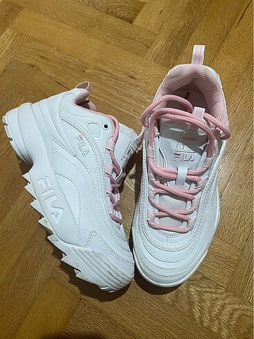 38,5 Beden beyaz Renk Fila orjinal beyaz sneaker- pembe bağcıklı- 38,5- yeni gibi