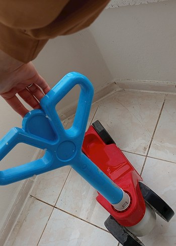 Çocuklar için kırmızı renkli scooter - Görsel 3