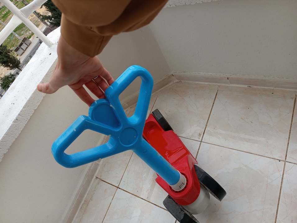 Çocuklar için kırmızı renkli scooter - Görsel 3