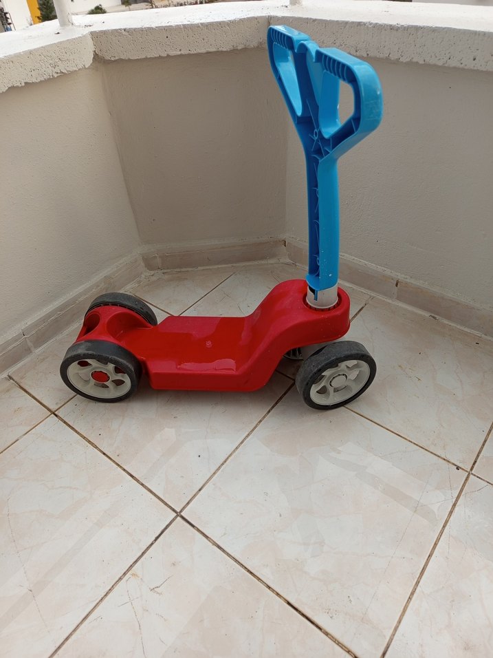 Çocuklar için kırmızı renkli scooter - Görsel 2