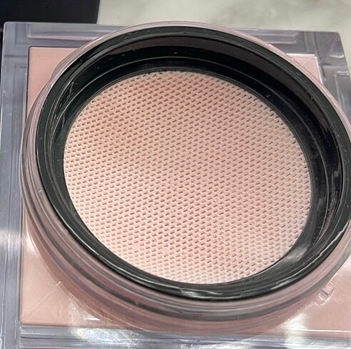 Beden Huda Beauty Pudra