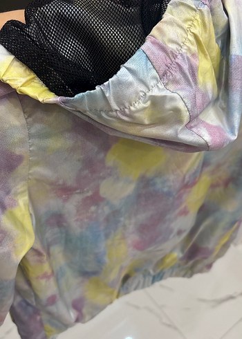 Kız Çocuk Bağlama Desenli Kapüşonlu Yağmurluk - Görsel 2