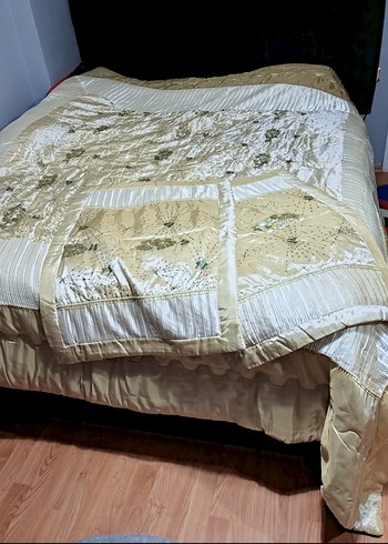 İşlemeli Parlak Beyaz Yatak Örtüsü - Görsel 2